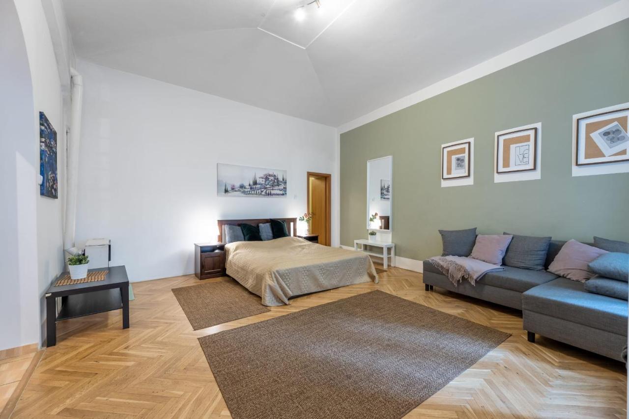 Spacious 3 Bedroom Apartment In The Heart Of Prague Exterior photo