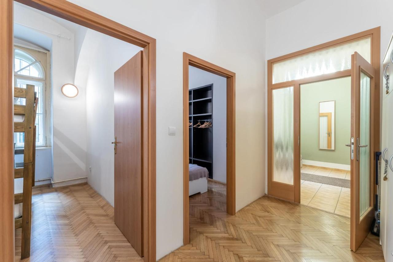Spacious 3 Bedroom Apartment In The Heart Of Prague Exterior photo