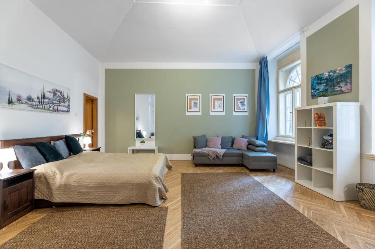 Spacious 3 Bedroom Apartment In The Heart Of Prague Exterior photo